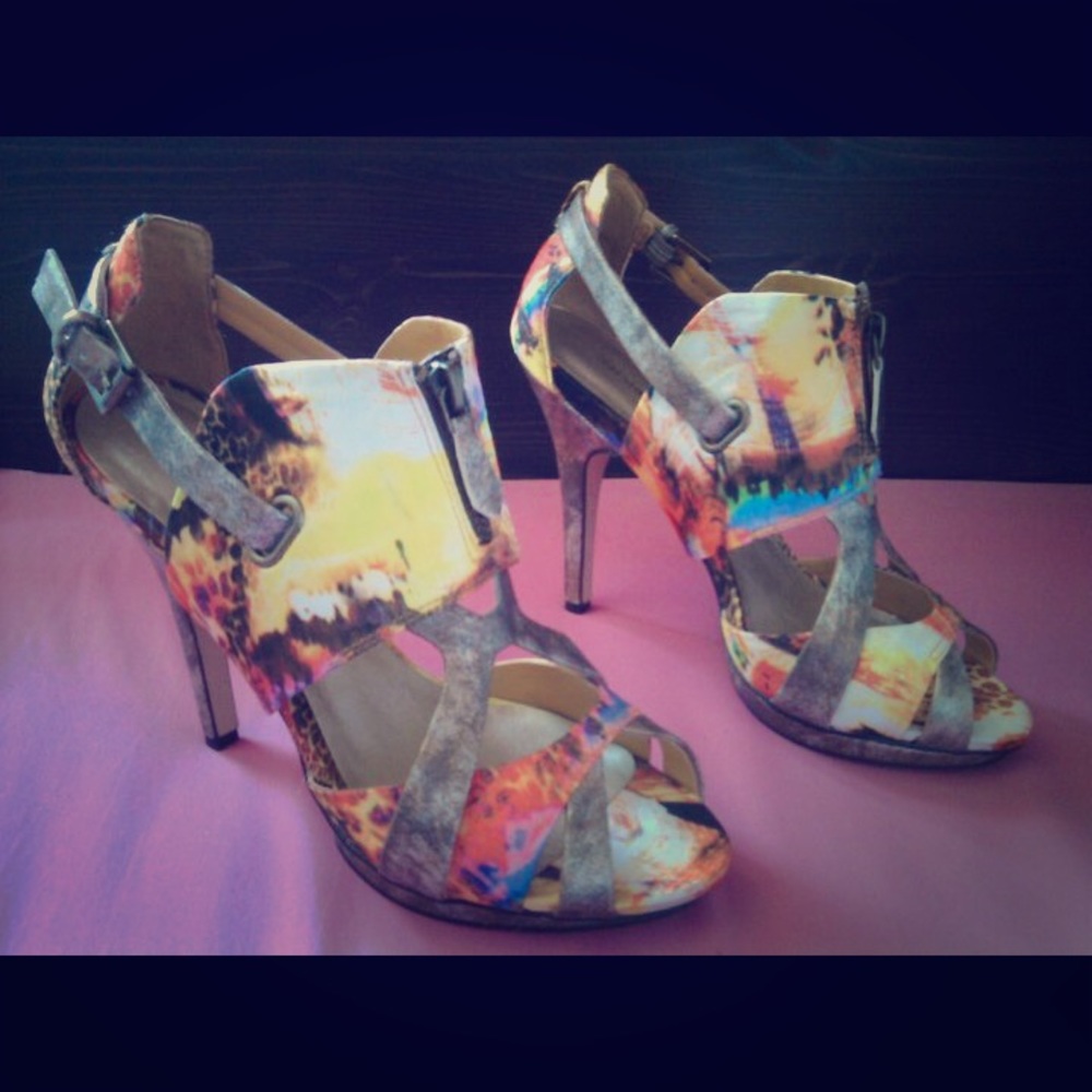 ✨ HP ✨ Amazing iridescent geometric heels!